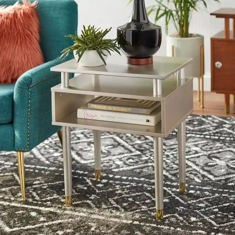 Table d'appoint de style médiéval, pour un style de vie simple