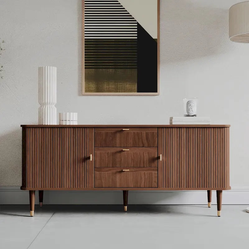 Buffet en bois de noyer à trois tiroirs, style médiéval-moderne.