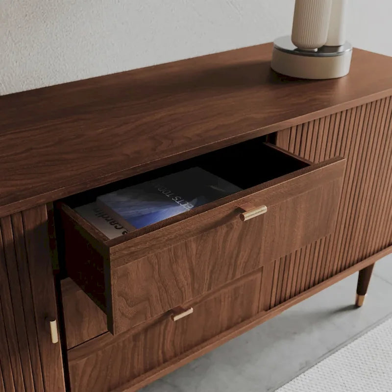 Buffet en bois de noyer à trois tiroirs, style médiéval-moderne.