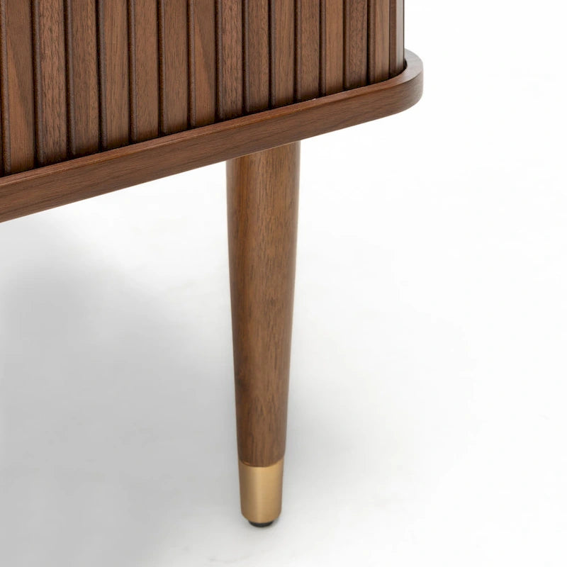 Buffet en bois de noyer à trois tiroirs, style médiéval-moderne.