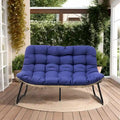 Ce fauteuil double en rotin est livré avec un coussin et convient aussi bien à une utilisation intérieure qu'extérieure.