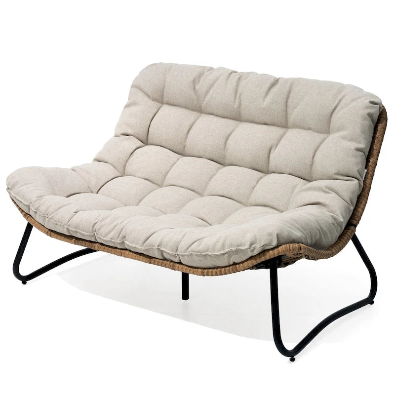 Ce fauteuil double en rotin est livré avec un coussin et convient aussi bien à une utilisation intérieure qu'extérieure.
