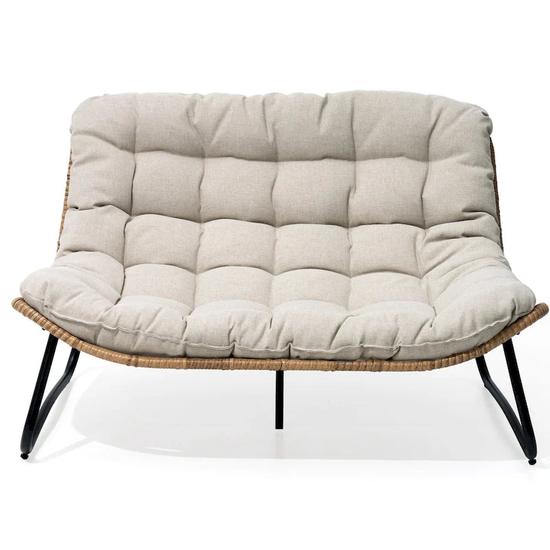 Ce fauteuil double en rotin est livré avec un coussin et convient aussi bien à une utilisation intérieure qu'extérieure.