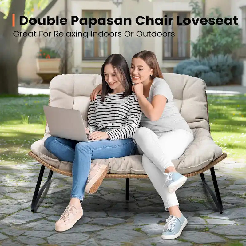 Ce fauteuil double en rotin est livré avec un coussin et convient aussi bien à une utilisation intérieure qu'extérieure.