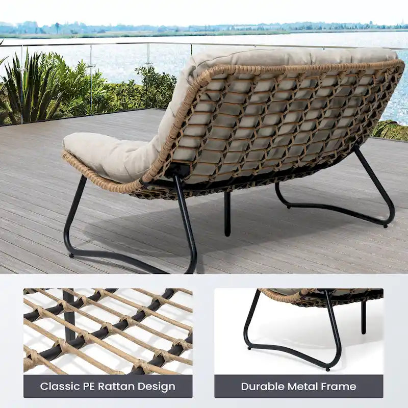 Ce fauteuil double en rotin est livré avec un coussin et convient aussi bien à une utilisation intérieure qu'extérieure.