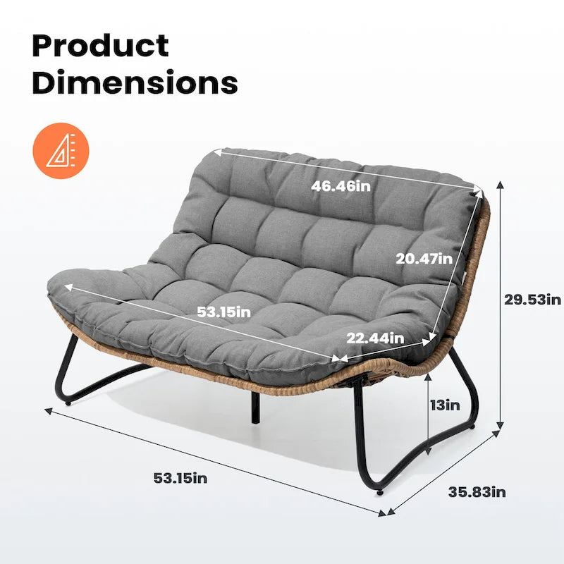 Ce fauteuil double en rotin est livré avec un coussin et convient aussi bien à une utilisation intérieure qu'extérieure.