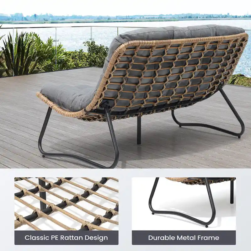 Ce fauteuil double en rotin est livré avec un coussin et convient aussi bien à une utilisation intérieure qu'extérieure.