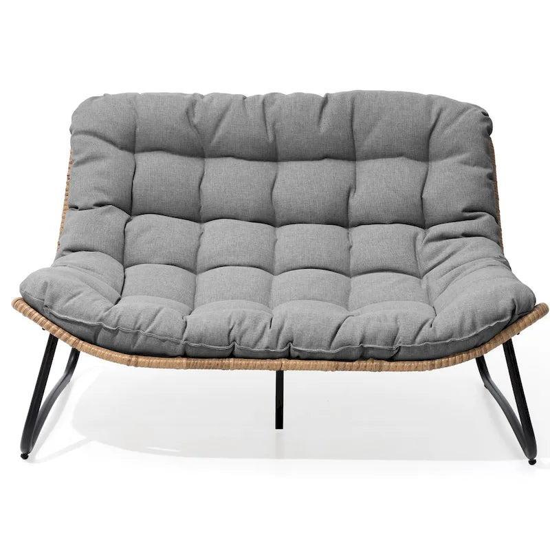 Ce fauteuil double en rotin est livré avec un coussin et convient aussi bien à une utilisation intérieure qu'extérieure.