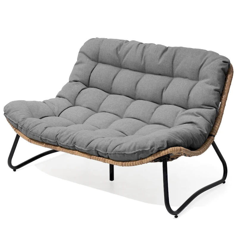 Ce fauteuil double en rotin est livré avec un coussin et convient aussi bien à une utilisation intérieure qu'extérieure.